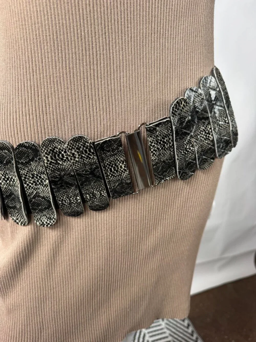 Wide Black & Gray Snake Print Elastic Belt With Silver Buckle Accent Size 2X Str